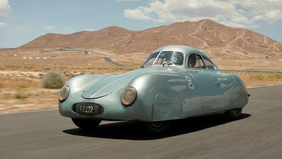 TUNGSOLGT: Denne førkrigsmodellen laget av Ferdinand Porsche, ble hovedobjektet i en parodisk auksjon med hundretalls millioner på spill hos Sotheby’s. Bilen har fortsatt ikke fått ny eier. Foto: Polaris