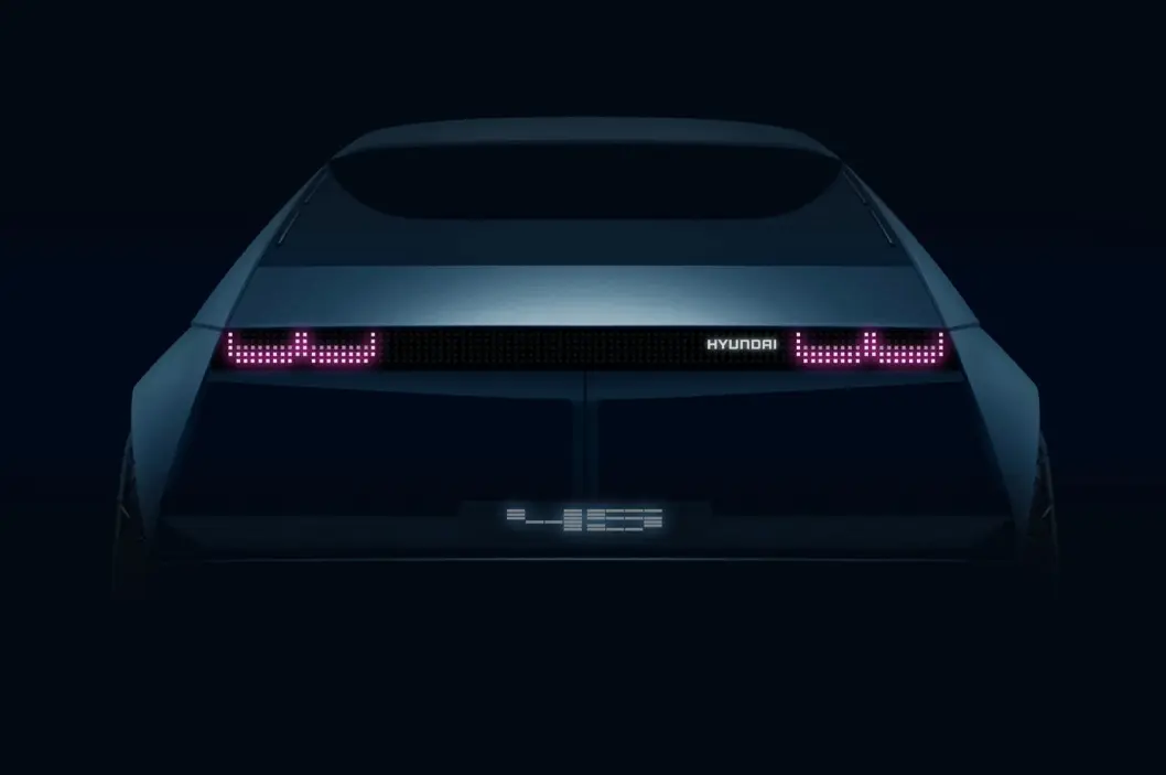 70-TALLSINSPIRERT: Hyundais nye elbilkonsept blir vist i sin helhet om noen uker. Inntil da må vi kikke på denne hekken, visstnok inspirert av Hyundais biler på 70-tallet. Foto: Hyundai Motor Europe 70-TALLSINSPIRERT: Hyundais nye elbilkonsept blir vist i sin helhet om noen uker. Inntil da må vi kikke på denne hekken, visstnok inspirert av Hyundais biler på 70-tallet. Foto: Hyundai Motor Europe