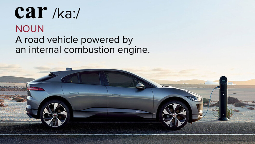 IKKE BIL? Slik definerer verdens viktigste ordbok en bil: «Et kjøretøy for vei drevet frem av en innebygd forbrenningsmotor». En elbil som Jaguar I-PACE’en på bildet er altså ikke en bil. Det vil Jaguar nå endre på – ved å endre ordboka. IKKE BIL? Slik definerer verdens viktigste ordbok en bil: «Et kjøretøy for vei drevet frem av en innebygd forbrenningsmotor». En elbil som Jaguar I-PACE’en på bildet er altså ikke en bil. Det vil Jaguar nå endre på – ved å endre ordboka.