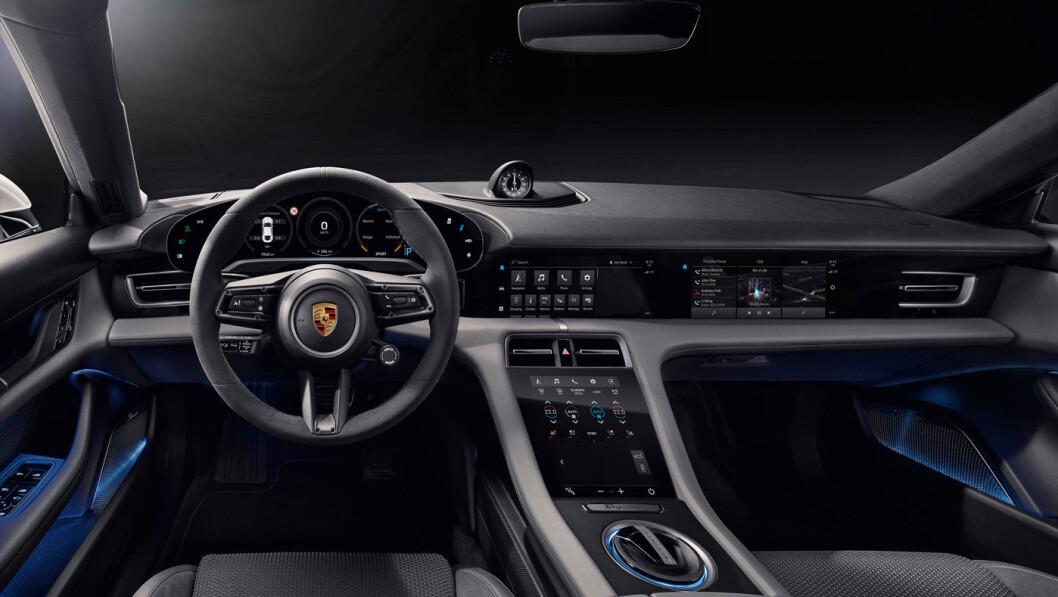 FIN MIX: Interiøret i Porsches første helelektriske satsing, Taycan, er uhyre moderne, men har likevel et retropreg mange Porsche-kunder vil sette pris på. Foto: Porsche AG FIN MIX: Interiøret i Porsches første helelektriske satsing, Taycan, er uhyre moderne, men har likevel et retropreg mange Porsche-kunder vil sette pris på. Foto: Porsche AG