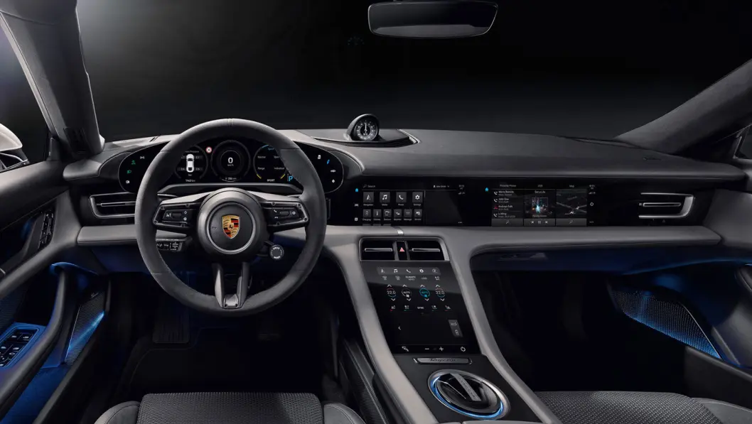 FIN MIX: Interiøret i Porsches første helelektriske satsing, Taycan, er uhyre moderne, men har likevel et retropreg mange Porsche-kunder vil sette pris på. Foto: Porsche AG FIN MIX: Interiøret i Porsches første helelektriske satsing, Taycan, er uhyre moderne, men har likevel et retropreg mange Porsche-kunder vil sette pris på. Foto: Porsche AG