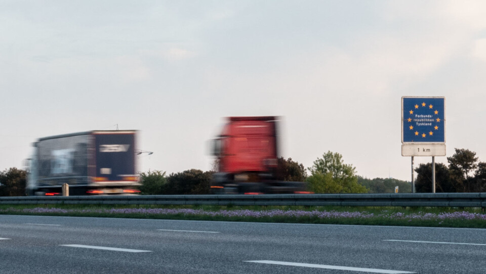 OVER GRENSEN: Det kan bli dyrt å ta en leiebil over grensen, som her nær grensen mellom Danmark og Tyskland. Foto: Peter Raaum