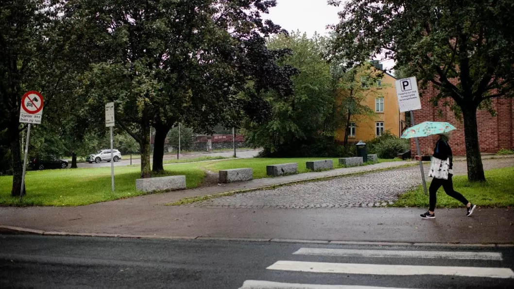 AVSPERRET: Langs gangveien opp til Lilleborg kirke er det satt opp seks store sperresteiner, slik at bilister ikke skal kjøre over kirkens gressplen for å snike seg utenfor bomstasjonen i Ole Bulls gate. Foto: Siv Dolmen