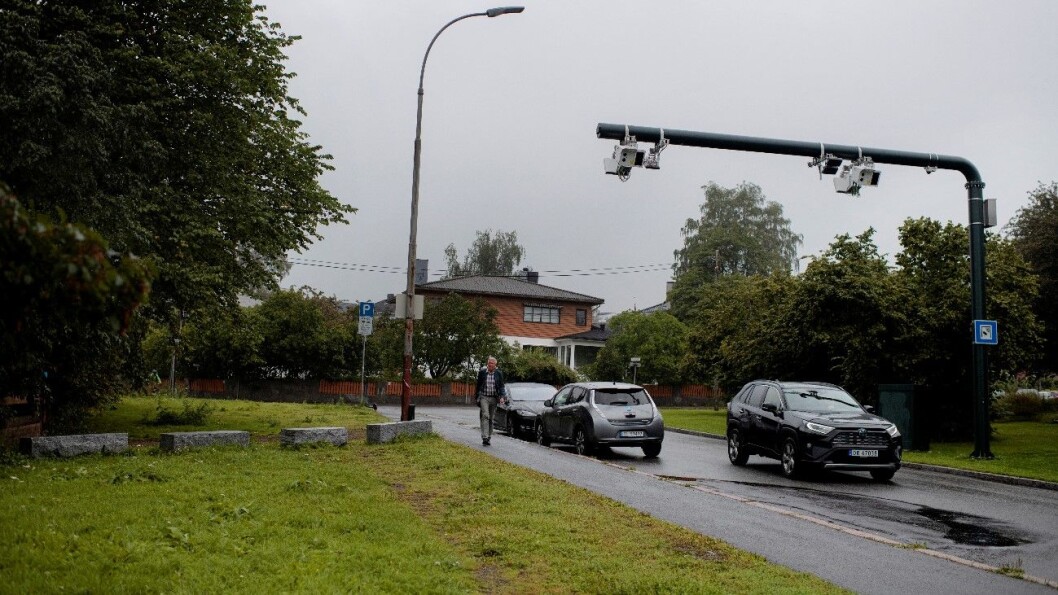 PRØVER SEG: De fleste bilistene kjører lovlydig gjennom Oslos nesten 100 bomstasjoner. Men noen prøver å ta snarveier over gressplener og på gangveier for å slippe å betale – som her ved NRK Marienlyst. Foto: Siv Dolmen PRØVER SEG: De fleste bilistene kjører lovlydig gjennom Oslos nesten 100 bomstasjoner. Men noen prøver å ta snarveier over gressplener og på gangveier for å slippe å betale – som her ved NRK Marienlyst. Foto: Siv Dolmen