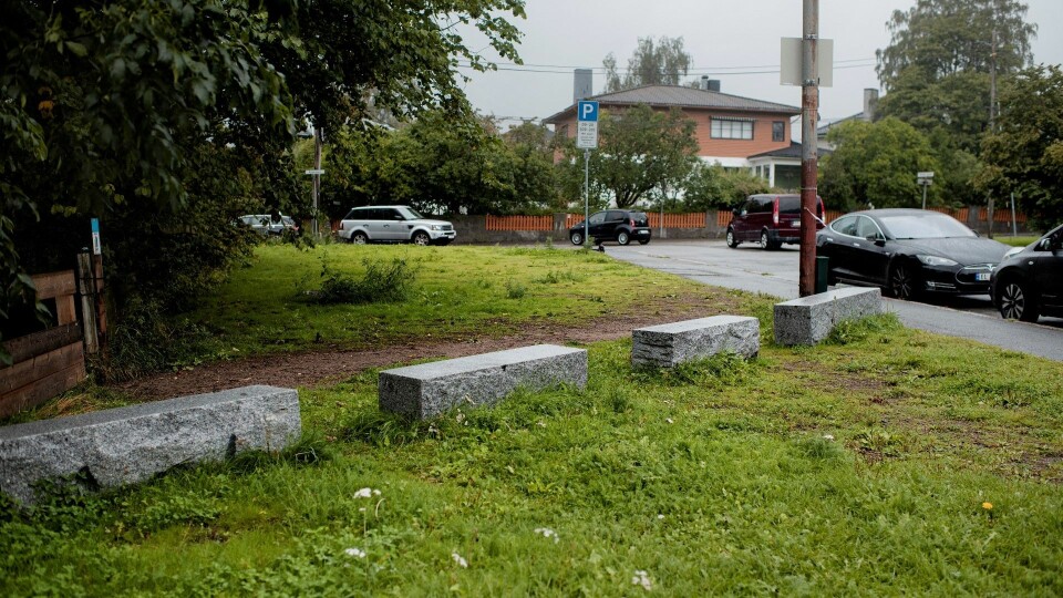 SPERRESTEINER: Ved NRK Marienlyst er det plassert ut store sperresteiner for å hindre bilister å kjøre på gressplenen. Foto: Siv Dolmen