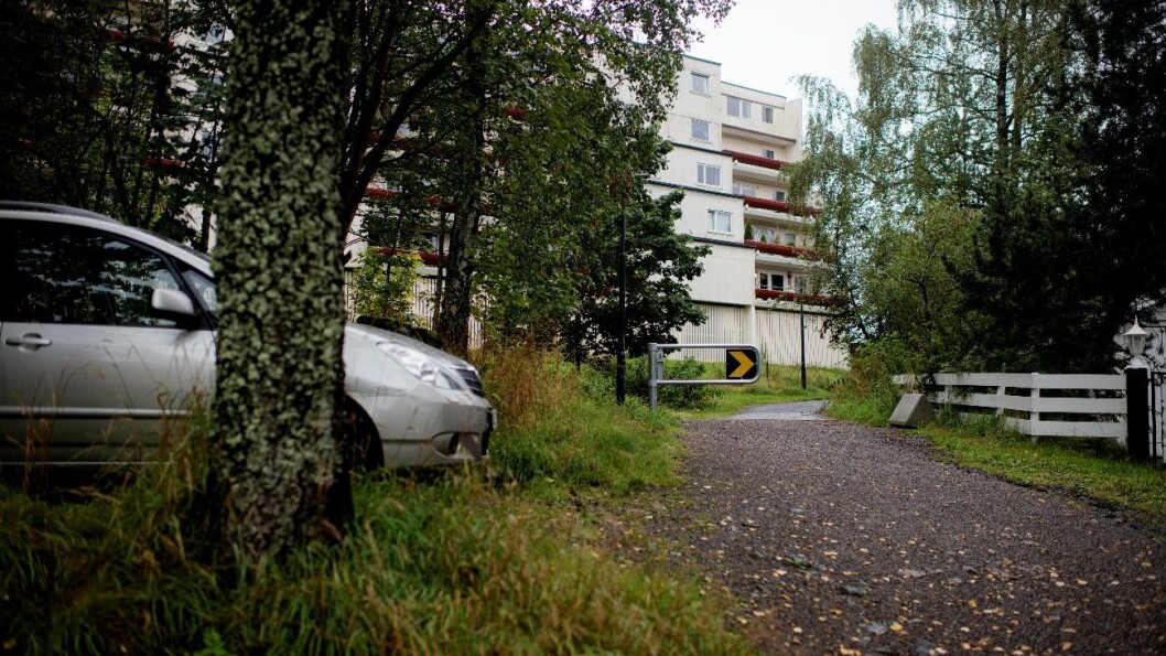 SPERREBOM: Ved boligblokker øverst i Groruddalen er det bygd en sperrebom for å hindre sniking i den ytre av de tre bomringene rundt Oslo. Foto: Siv Dolmen SPERREBOM: Ved boligblokker øverst i Groruddalen er det bygd en sperrebom for å hindre sniking i den ytre av de tre bomringene rundt Oslo. Foto: Siv Dolmen