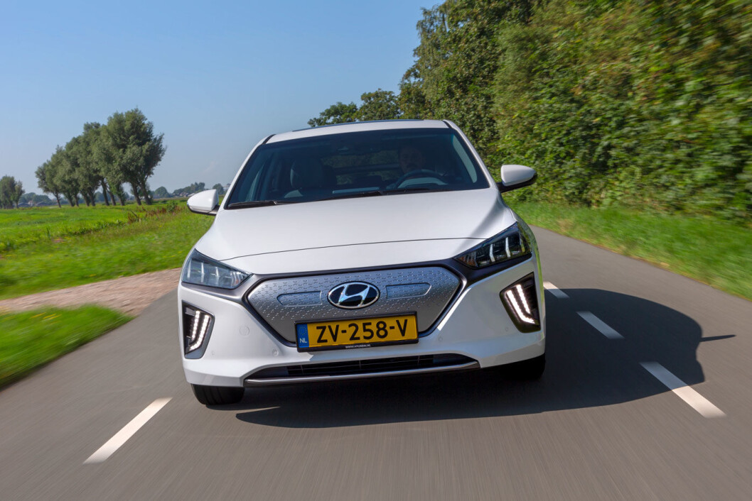 SMÅ ENDRINGER: Utseendemessig er det bare litt kosmetikk i grill, lykter og felger som skiller den nye Hyundai Ioniq fra den gamle. SMÅ ENDRINGER: Utseendemessig er det bare litt kosmetikk i grill, lykter og felger som skiller den nye Hyundai Ioniq fra den gamle.