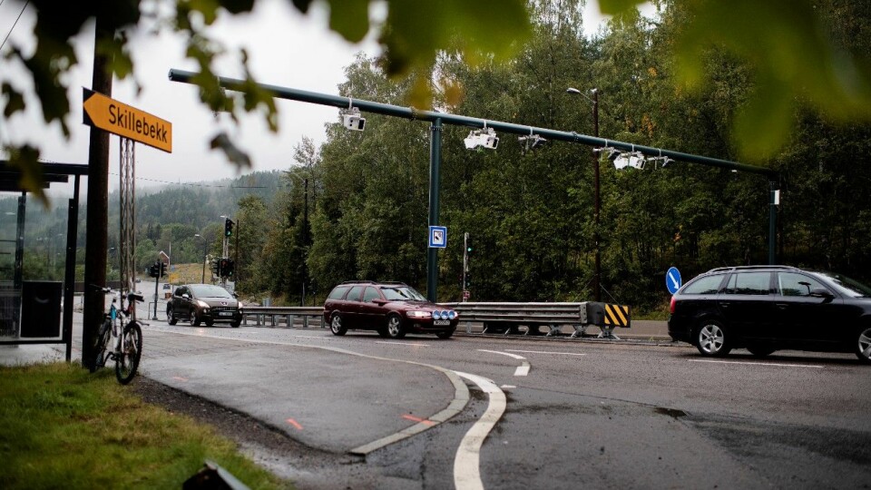 KJØR HER: Statens Vegvesen oppfordrer bilistene til å kjøre lovlig gjennom Oslos 83 bomstasjoner, som denne ved Skillebekk øverst i Groruddalen. Foto: Siv Dolmen
