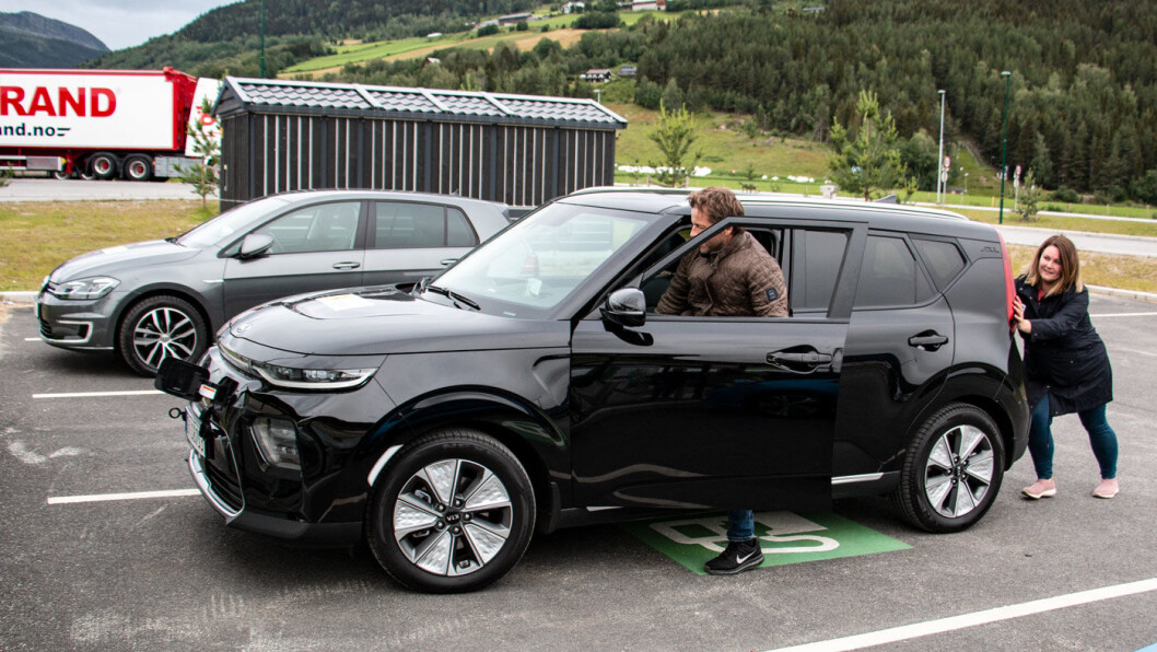 HELT TOMT: Vi kjørte ni elbiler fullstendig tomme for batteri og testet ladeegenskapene etterpå. Her trilles en Kia e-Soul inn til lading ved Vinstra. Foto: Peter Raaum HELT TOMT: Vi kjørte ni elbiler fullstendig tomme for batteri og testet ladeegenskapene etterpå. Her trilles en Kia e-Soul inn til lading ved Vinstra. Foto: Peter Raaum