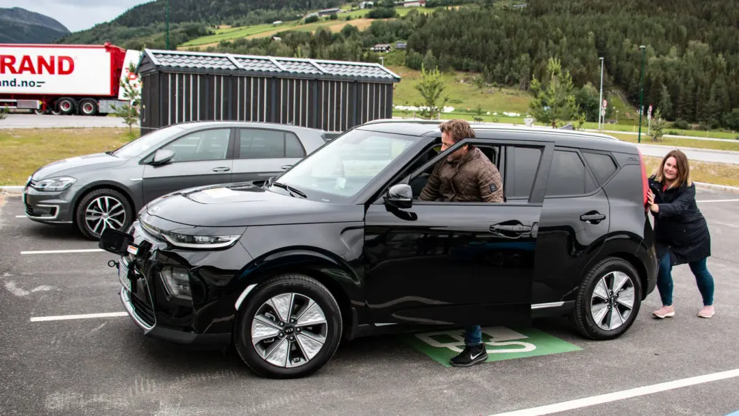HELT TOMT: Vi kjørte ni elbiler fullstendig tomme for batteri og testet ladeegenskapene etterpå. Her trilles en Kia e-Soul inn til lading ved Vinstra. Foto: Peter Raaum HELT TOMT: Vi kjørte ni elbiler fullstendig tomme for batteri og testet ladeegenskapene etterpå. Her trilles en Kia e-Soul inn til lading ved Vinstra. Foto: Peter Raaum