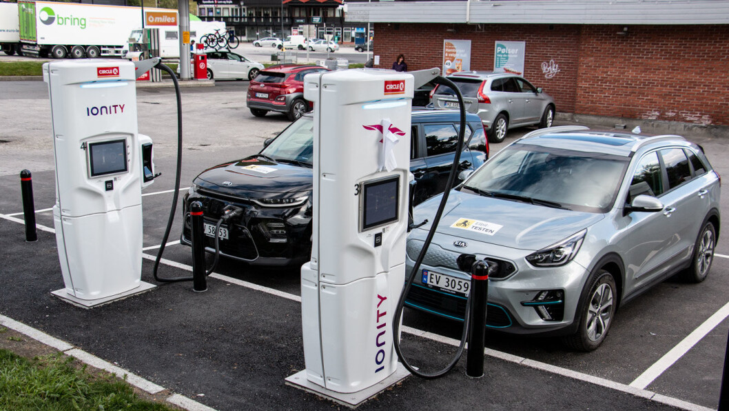 KIA MED KABEL: Testens to Kia-modeller, e-Soul og e-Niro (t.v.), til lading ved Ionity-anlegget på Dombås. Foto: Peter Raaum KIA MED KABEL: Testens to Kia-modeller, e-Soul og e-Niro (t.v.), til lading ved Ionity-anlegget på Dombås. Foto: Peter Raaum