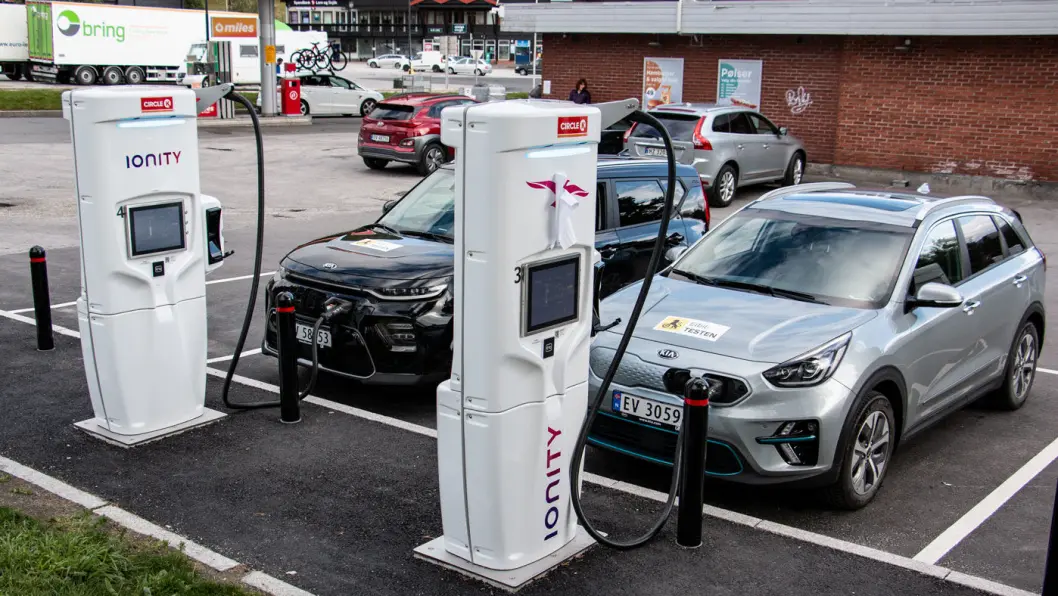 KIA MED KABEL: Testens to Kia-modeller, e-Soul og e-Niro (t.v.), til lading ved Ionity-anlegget på Dombås. Foto: Peter Raaum KIA MED KABEL: Testens to Kia-modeller, e-Soul og e-Niro (t.v.), til lading ved Ionity-anlegget på Dombås. Foto: Peter Raaum