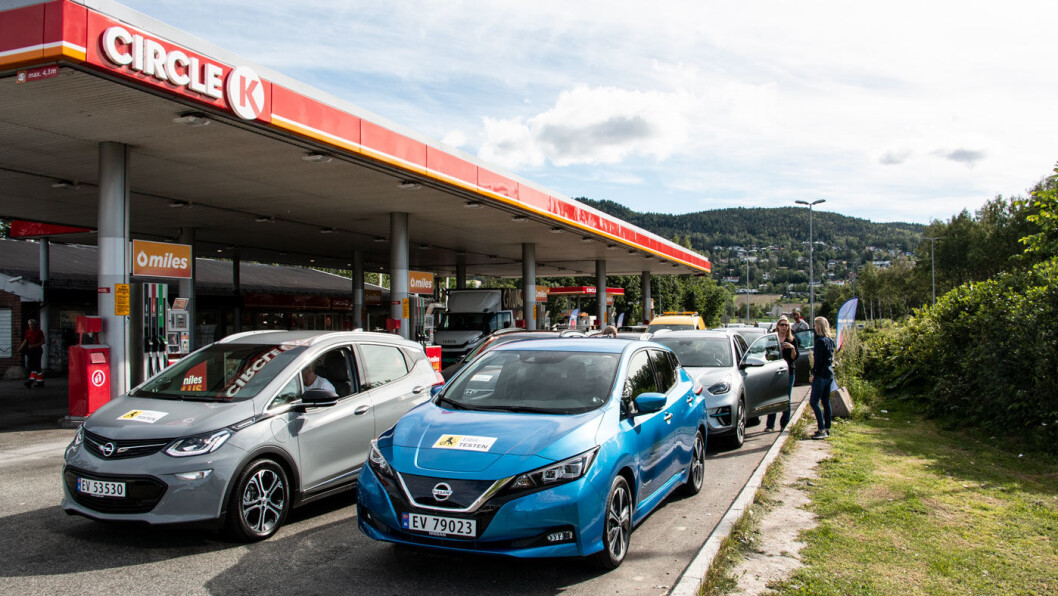 IKKE PROBLEMFRITT: Nissan Leaf (den blå bilen foran) har vært en storselger i Norge i mange år, men bilen har stadig utfordringer med at den lader tregt når den lades flere ganger. Foto: Peter Raaum IKKE PROBLEMFRITT: Nissan Leaf (den blå bilen foran) har vært en storselger i Norge i mange år, men bilen har stadig utfordringer med at den lader tregt når den lades flere ganger. Foto: Peter Raaum