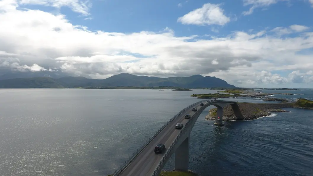 ET ELEKTRISK STYKKE NORGE: Elbiler i test på broen over Storseisundet på Atlanterhavsvegen ET ELEKTRISK STYKKE NORGE: Elbiler i test på broen over Storseisundet på Atlanterhavsvegen