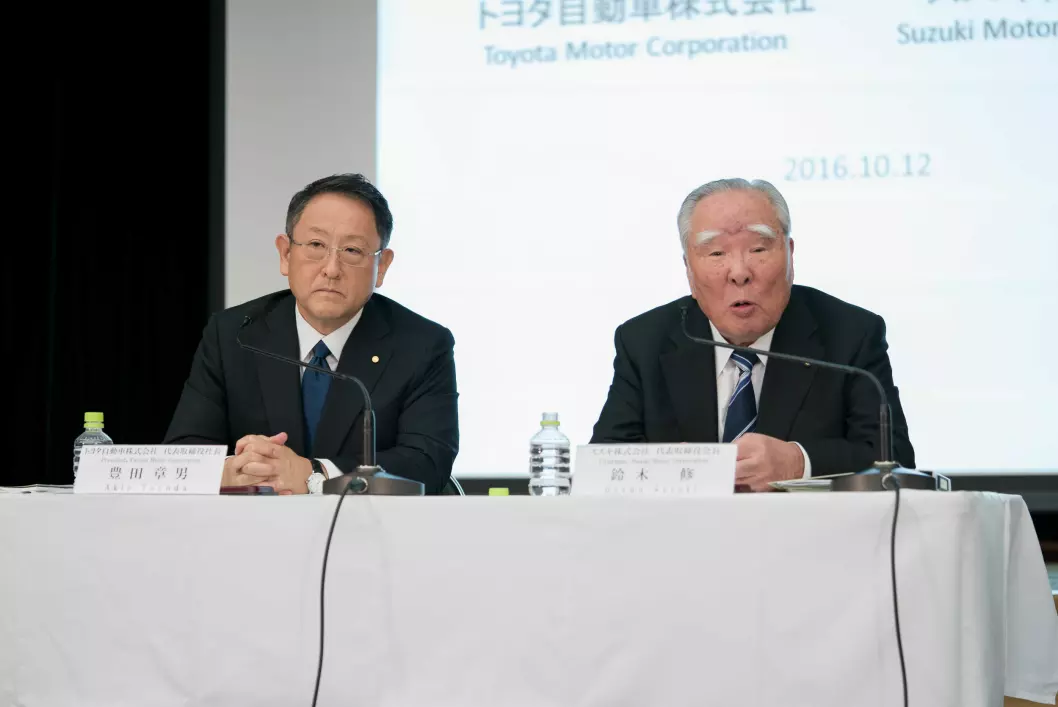 DU OCH JAG, AKIO: Toyota-president Akio Toyada (t.v.) og Suzukis styreleder Osamu Suzuki. Foto: Toyota Motor