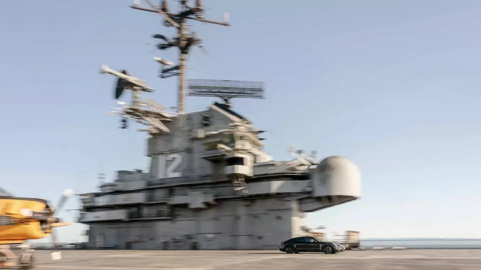 TAKE-OFF: Den elektriske sportsbilen Porsche Taycan på vei mot toppfart på 145 km/t på dekket av hangarskipet USS Hornet. Foto: Porsche AG