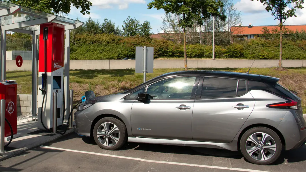 FINN ÉN FEIL: Nissan Leaf med 62 kWt batteri ved lynlader med 150 kWt kapasitet. På lynladeren betaler du 210 kroner for ladestoppet. Men fordi bilen ikke lader med mer effekt, kunne du valgt å stå på hurtigladeren, og betalt 150 kroner. Foto: Peter Raaum FINN ÉN FEIL: Nissan Leaf med 62 kWt batteri ved lynlader med 150 kWt kapasitet. På lynladeren betaler du 210 kroner for ladestoppet. Men fordi bilen ikke lader med mer effekt, kunne du valgt å stå på hurtigladeren, og betalt 150 kroner. Foto: Peter Raaum