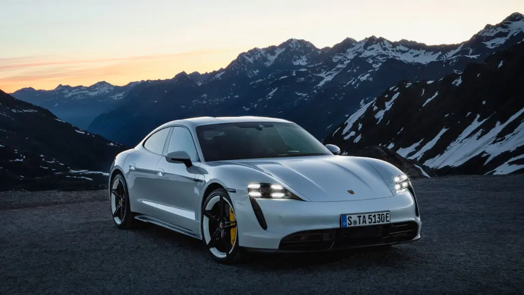 BETINGET ENTUSIASME: Porsche Taycan skuffet i den amerikanske rekkeviddetesten og produksjonsstart er utsatt et par måneder. Trøsten er over 10.000 signerte kontrakter. BETINGET ENTUSIASME: Porsche Taycan skuffet i den amerikanske rekkeviddetesten og produksjonsstart er utsatt et par måneder. Trøsten er over 10.000 signerte kontrakter.