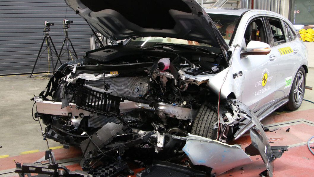 STJERNE MED SMELL: Slik ser restene av en Mercedes EQC ut etter en frontkollisjon i 64 km/t, hvor 40 prosent av fronten treffer en barriere. Foto: EuroNCAP STJERNE MED SMELL: Slik ser restene av en Mercedes EQC ut etter en frontkollisjon i 64 km/t, hvor 40 prosent av fronten treffer en barriere. Foto: EuroNCAP