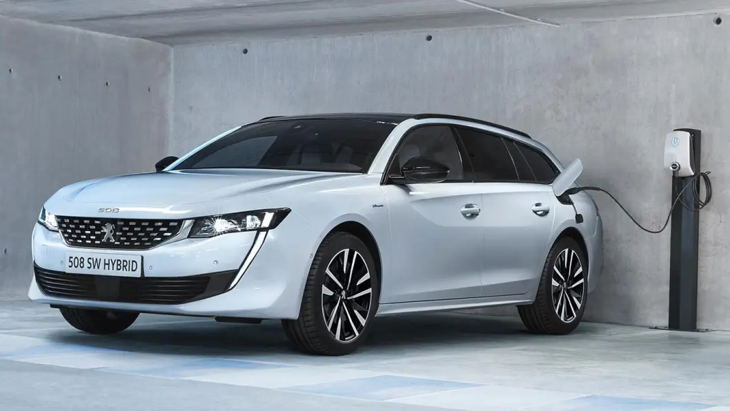 FRANSK HIT? Peugeot 508 SW som ladbar hybrid har forutsetninger for å treffe godt med ønskene til norske bilkjøpere. FRANSK HIT? Peugeot 508 SW som ladbar hybrid har forutsetninger for å treffe godt med ønskene til norske bilkjøpere.