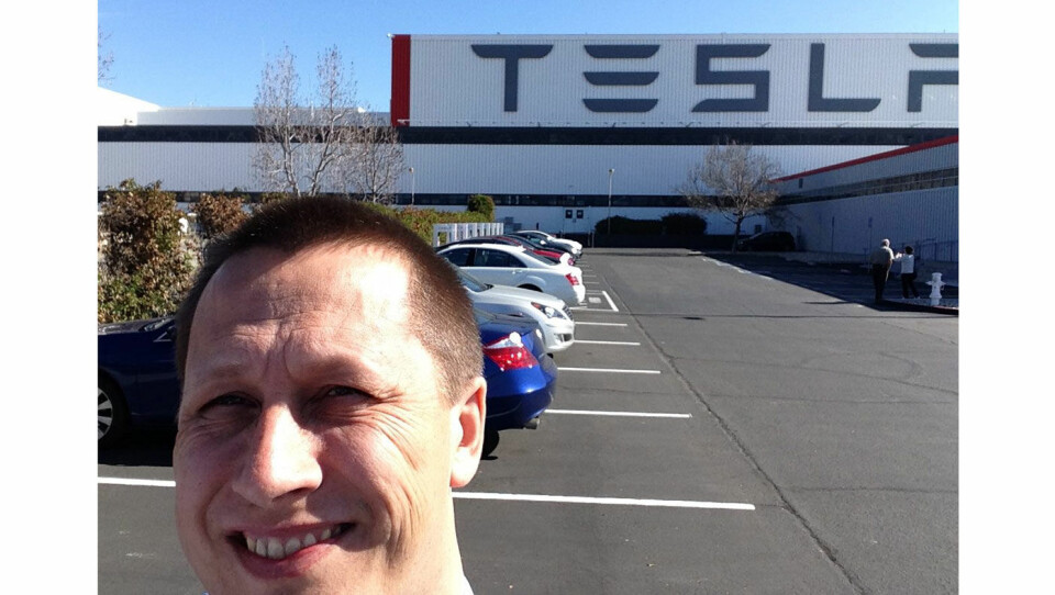 SELGER: Anders Lagerqvist er egentlig en Tesla-entusiast. Her er han foran Tesla-fabrikken i Fremont, California.