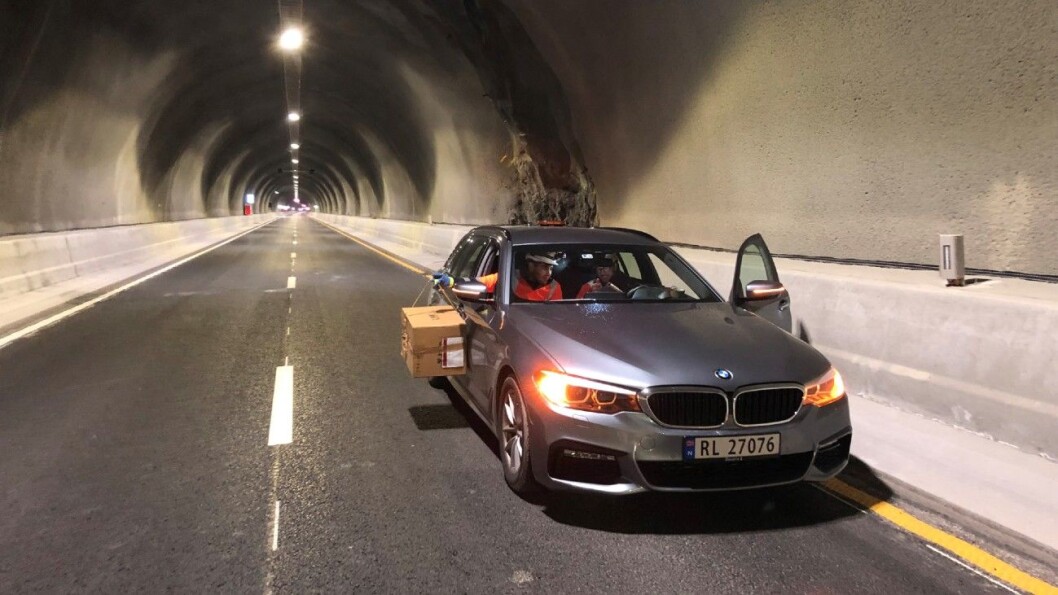 TESTING: Slik testes detektorene i verdens lengste undersjøiske tunnel: Kjøring med en kasse hengende ut av passasjervinduet. Foto: Statens Vegvesen TESTING: Slik testes detektorene i verdens lengste undersjøiske tunnel: Kjøring med en kasse hengende ut av passasjervinduet. Foto: Statens Vegvesen