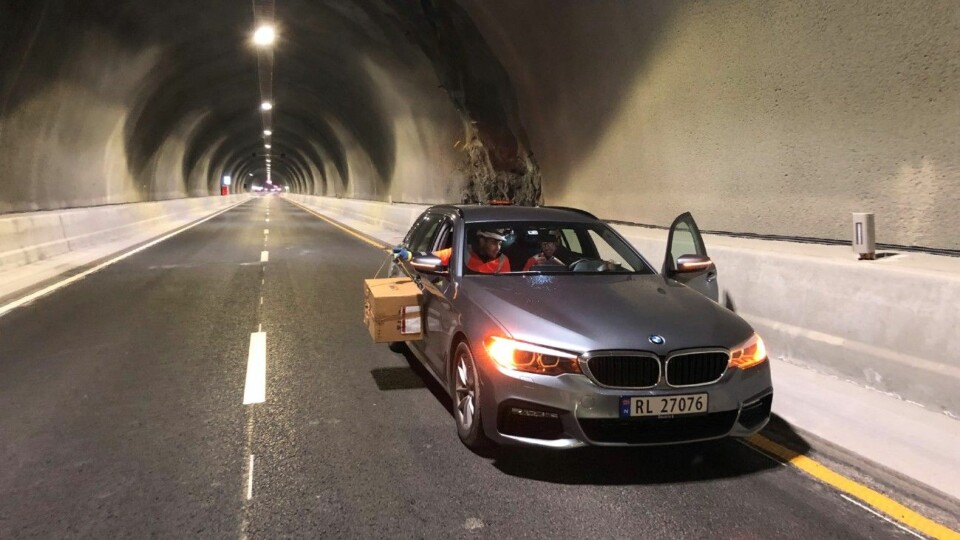 TESTING: Slik testes detektorene i verdens lengste undersjøiske tunnel: Kjøring med en kasse hengende ut av passasjervinduet. Foto: Statens Vegvesen