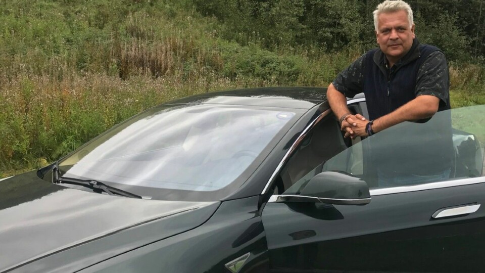 IKKE FORNØYD: Ola Spakmo har kranglet med Tesla etter kjøpet av denne bilen i hele seks år. Nå møtes partene til rettsmegling. Foto: Privat