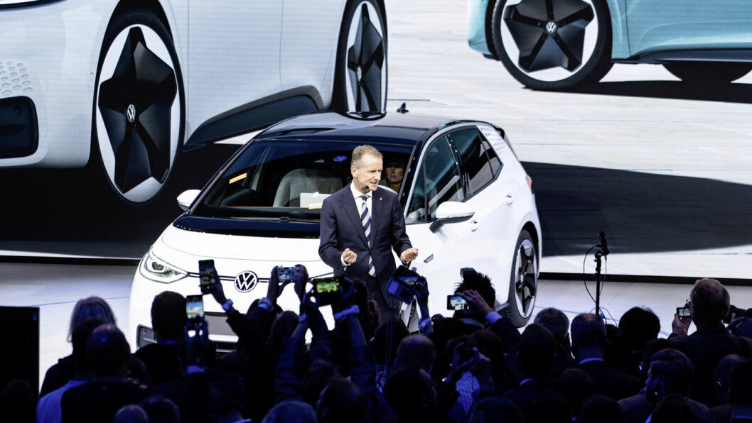 HVEM SKAL FRISTES? VW-sjef Herbert Diess på scenen i Frankfurt under lanseringen av elbilen ID.3, den store nyheten på høstens store bilutstilling. Foto: VAG HVEM SKAL FRISTES? VW-sjef Herbert Diess på scenen i Frankfurt under lanseringen av elbilen ID.3, den store nyheten på høstens store bilutstilling. Foto: VAG