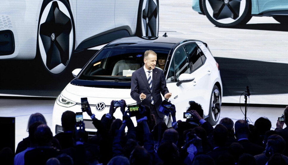 BEDRE TIDER: VW-toppsjef Herbert Diess viste elbilen ID.3 for publikum i september 2019 (bildet). Det tok et år før den kom i salg - for sent til at konsernet klarer utslippskravene i EU.