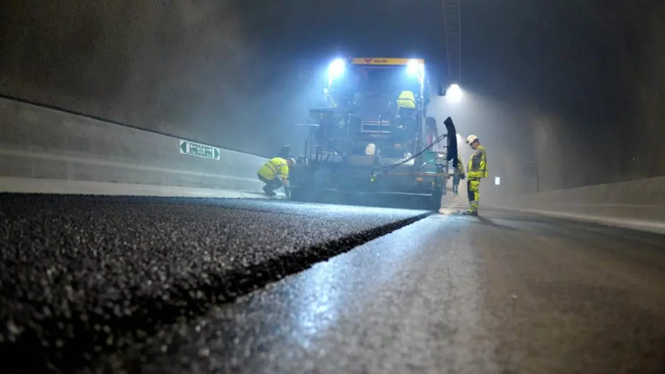 SNART FERDIG: Bare et topplag gjenstår å asfaltere i Ryfylketunnelen. Foto: Statens Vegvesen