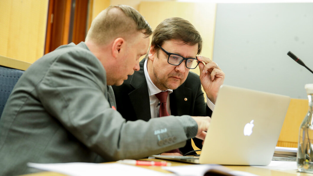 SEE YOU IN COURT: Styreleder Morten Malmin (t.v.) i Folkeaksjonen Nei til mer bompenger (FNB) sammen med advokat John Christian Elden i Oslo byfogdembete. FNB sentralt har saksøkt Oslo-avdelingen av partiet. Foto: Vidar Ruud / NTB scanpix SEE YOU IN COURT: Styreleder Morten Malmin (t.v.) i Folkeaksjonen Nei til mer bompenger (FNB) sammen med advokat John Christian Elden i Oslo byfogdembete. FNB sentralt har saksøkt Oslo-avdelingen av partiet. Foto: Vidar Ruud / NTB scanpix