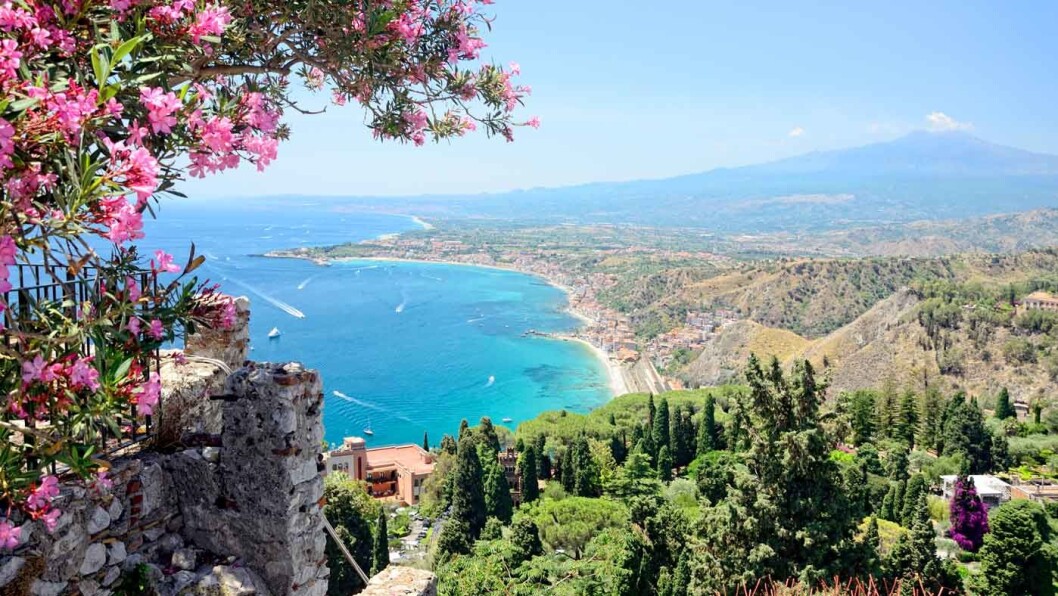 TAORMINA: Utsikt mot havet og vulkanen Etna. TAORMINA: Utsikt mot havet og vulkanen Etna.
