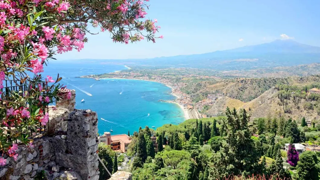 TAORMINA: Utsikt mot havet og vulkanen Etna. TAORMINA: Utsikt mot havet og vulkanen Etna.