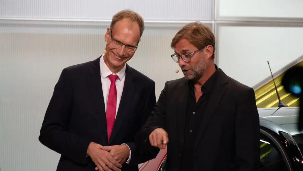 ICH LIEBE MEIN OPEL: Ingen ringere enn Liverpool-manager Jürgen Klopp kastet glans da Opel og toppsjefen Michael Lohscheller gjorde en ny start på sin elbil-satsing under bilutstillingen i Frankfurt. Foto: Peter Raaum ICH LIEBE MEIN OPEL: Ingen ringere enn Liverpool-manager Jürgen Klopp kastet glans da Opel og toppsjefen Michael Lohscheller gjorde en ny start på sin elbil-satsing under bilutstillingen i Frankfurt. Foto: Peter Raaum