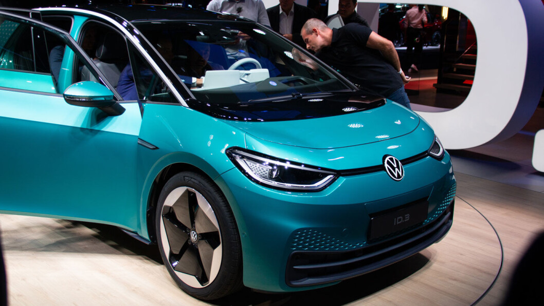 PENGER TILBAKE: Volkswagen ID.3 skal etter planen komme på norske veier i løpet av sommeren. Volkswagen tilbyr nå å refundere depositumet på 10.000 til forhåndsbestillere som sliter økonomisk i disse tider. Foto: Peter Raaum PENGER TILBAKE: Volkswagen ID.3 skal etter planen komme på norske veier i løpet av sommeren. Volkswagen tilbyr nå å refundere depositumet på 10.000 til forhåndsbestillere som sliter økonomisk i disse tider. Foto: Peter Raaum