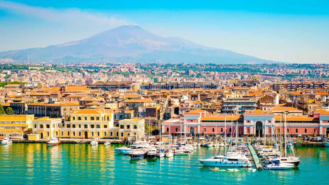 CATANIA: Med utsikt mot den aktive vulkanen Etna. CATANIA: Med utsikt mot den aktive vulkanen Etna.