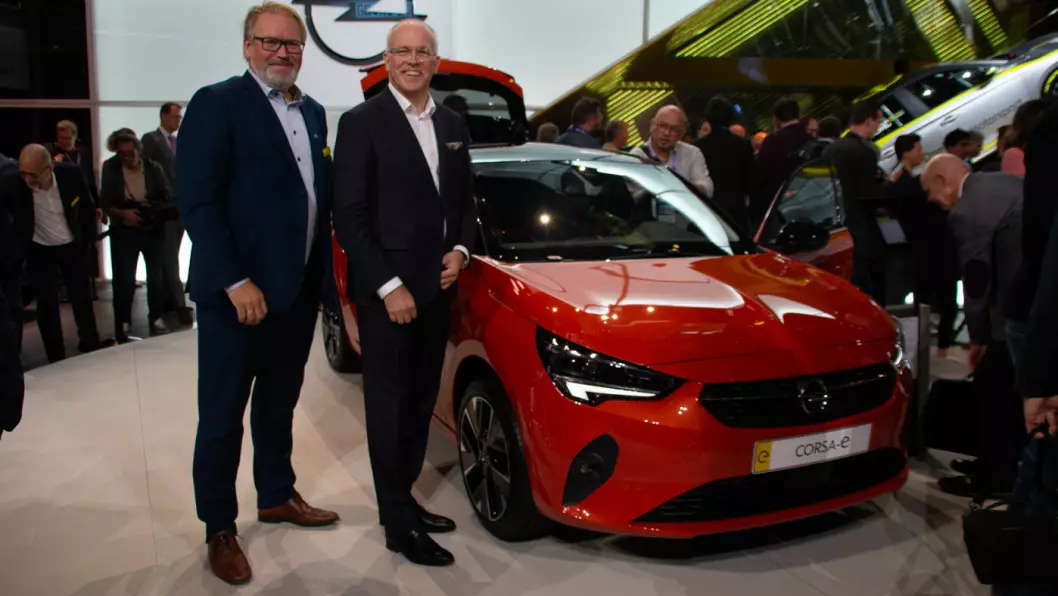 VENTER LØFT: Nye Corsa-e skal gi løft i det norske Opel-salget tror Opel-sjef Jonny Danielsen og kommunikasjonssjef Stein Pettersen (t.v.) hos Opel-importør Bertel O. Steen.