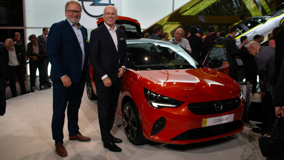 VENTER LØFT: Nye Corsa-e skal gi løft i det norske Opel-salget tror Opel-sjef Jonny Danielsen og kommunikasjonssjef Stein Pettersen (t.v.) hos Opel-importør Bertel O. Steen.