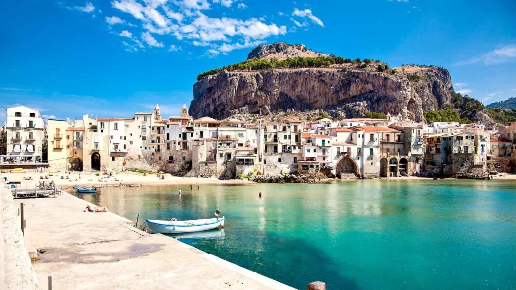 CEFALÙ: Byen har en lang og gyllen sandstrand. CEFALÙ: Byen har en lang og gyllen sandstrand.