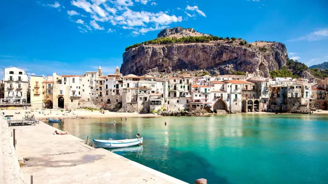 CEFALÙ: Byen har en lang og gyllen sandstrand. CEFALÙ: Byen har en lang og gyllen sandstrand.