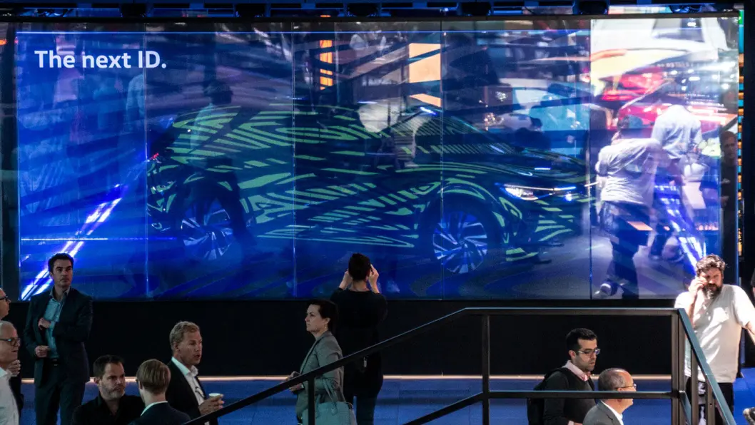 DEN NESTE: ID.4 stilles ut i en glassmonter med lyseffekter og matt glass som gjør det vanskelig å bringe gode bilder og mange detaljer. Men VWs neste elbil blir en crossover-SUV som matcher norske bilkjøperes preferanser. Foto: Peter Raaum DEN NESTE: ID.4 stilles ut i en glassmonter med lyseffekter og matt glass som gjør det vanskelig å bringe gode bilder og mange detaljer. Men VWs neste elbil blir en crossover-SUV som matcher norske bilkjøperes preferanser. Foto: Peter Raaum