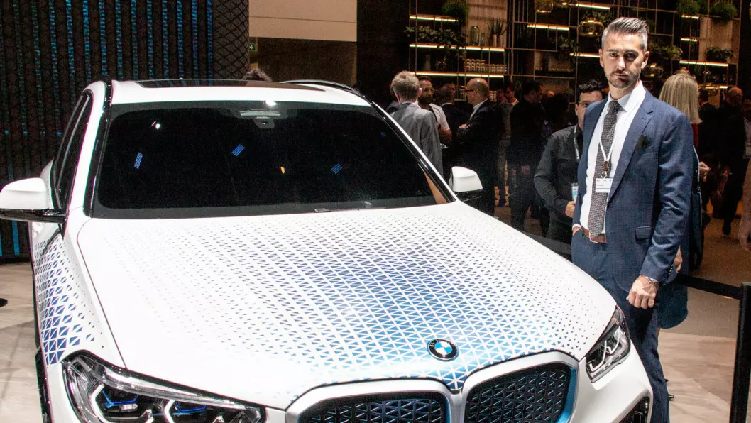 TENK PÅ EN TANK: – BMW kommer med en første modell i X5-format i 2022, og deretter eventuelt for fullt fra 2025 hvis markedet responderer positivt, sier Marius Tegneby, kommunikasjonssjef i BMW Norge, om selskapets hydrogensatsing. Foto: Peter Raaum