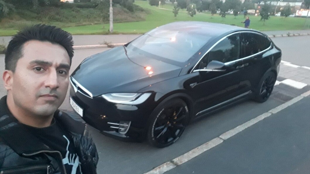 LIKER TESLA: Adeel Saeed er en Tesla-entusiast, når bilene virker. Foto: Privat LIKER TESLA: Adeel Saeed er en Tesla-entusiast, når bilene virker. Foto: Privat