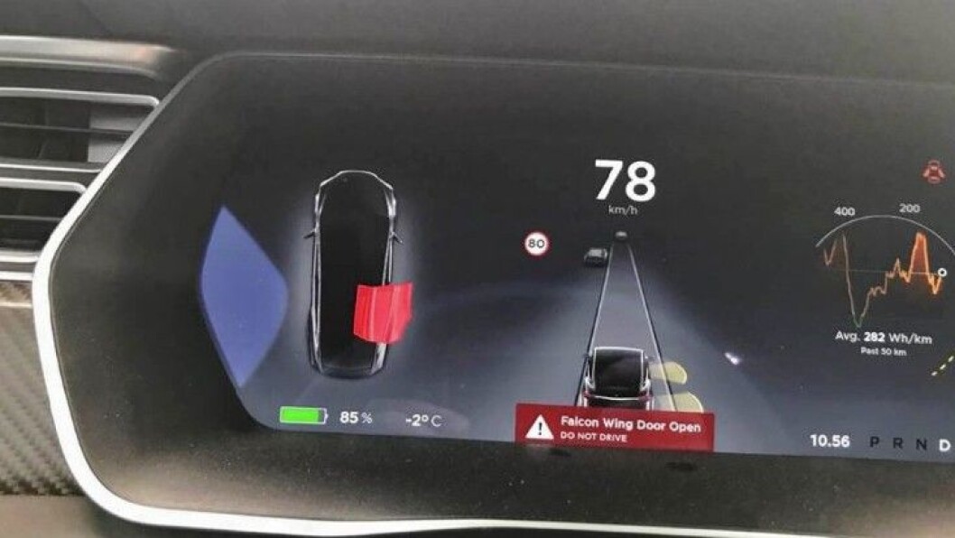 ÅPEN I 78 KM/T: Her viser informasjonsskjermen at høyre bakdør er åpen mens Tesla-eieren kjører i 78 km/t. Tesla-kunden sendte dette bildet til Statens Vegvesen. Foto: Privat ÅPEN I 78 KM/T: Her viser informasjonsskjermen at høyre bakdør er åpen mens Tesla-eieren kjører i 78 km/t. Tesla-kunden sendte dette bildet til Statens Vegvesen. Foto: Privat
