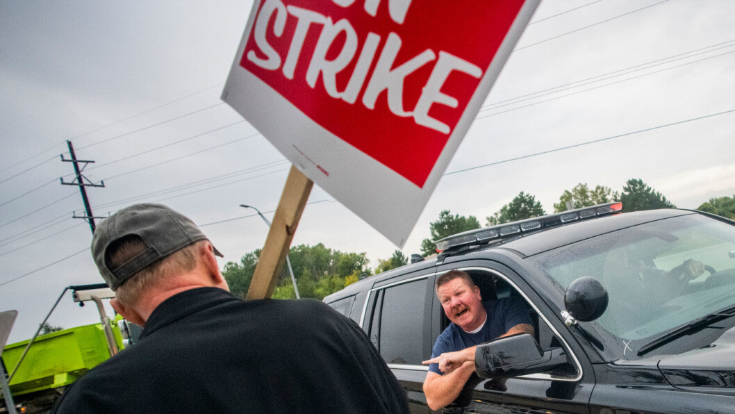 STORSTREIK Nærmere 50.000 arbeidere hos den amerikanske bilgiganten General Motors gikk mandag ut i streik. Her ber politiet i Flint, Mićhigan en streikende om at trafikken får slippe forbi. Foto: AP / NTB scanpix STORSTREIK Nærmere 50.000 arbeidere hos den amerikanske bilgiganten General Motors gikk mandag ut i streik. Her ber politiet i Flint, Mićhigan en streikende om at trafikken får slippe forbi. Foto: AP / NTB scanpix