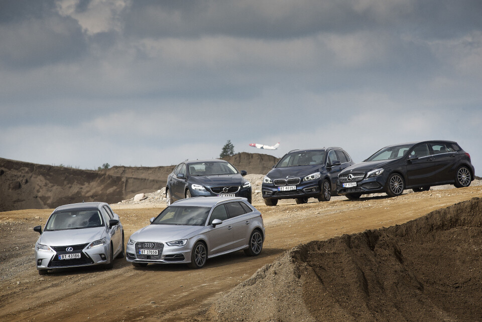 PREMIUM: Audi A3 Sportback, BMW Active Tourer, Lexus CT 200h, Mercedes A-klasse og Volvo V40 utgir seg for å være litt finere enn andre biler i klassen. Vi har testet bilene for å se om det stemmer med virkeligheten. Foto: Jon Terje Hellgren Hansen