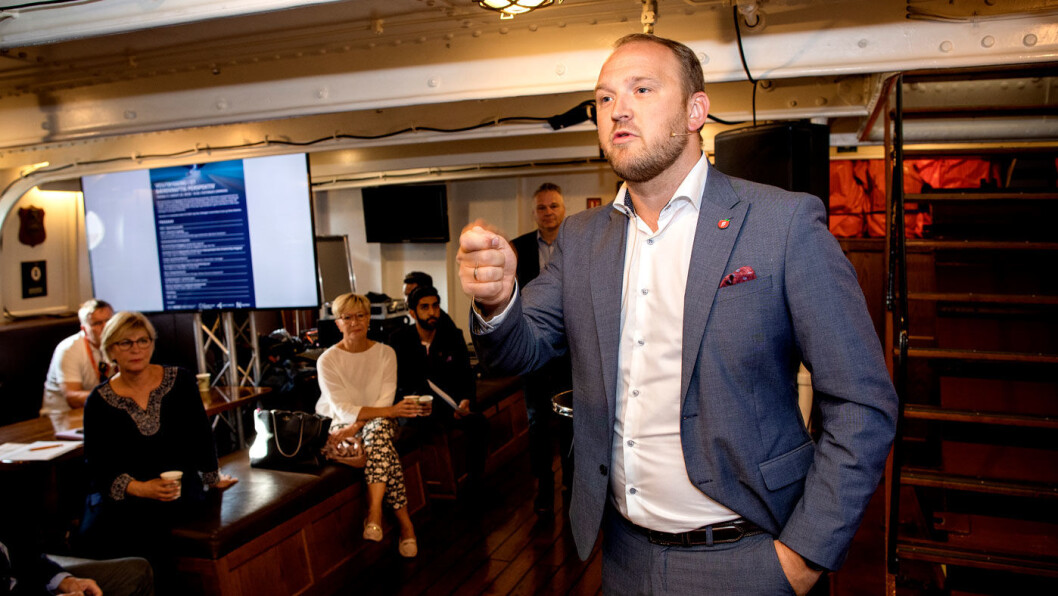 RENDYRKER ROLLER: Den såkalte utstederforskriften skal først og fremst rydde opp i rollene i bompengesektoren, mener samferdselsminister Jon Georg Dale. Om den også gir lavere bompenger, gjenstår å se. Foto: Tomm W. Christiansen RENDYRKER ROLLER: Den såkalte utstederforskriften skal først og fremst rydde opp i rollene i bompengesektoren, mener samferdselsminister Jon Georg Dale. Om den også gir lavere bompenger, gjenstår å se. Foto: Tomm W. Christiansen