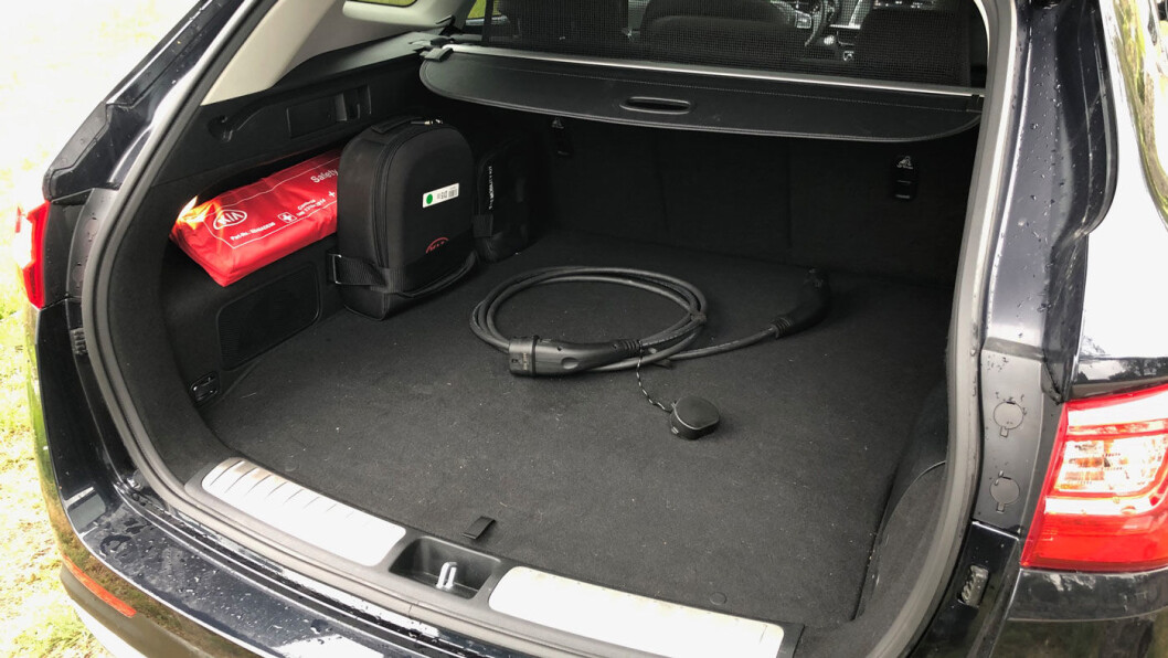 BEGRENSET: Plassen i bagasjerommet er redusert med 90 liter på grunn av batteriteknologien, men 430 liter holder for mange av oss. BEGRENSET: Plassen i bagasjerommet er redusert med 90 liter på grunn av batteriteknologien, men 430 liter holder for mange av oss.