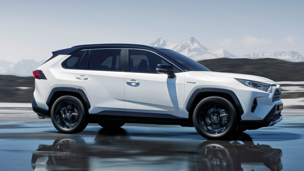 LANG VENTETID: Nye Toyota RAV4-kunder får sine biler tidligst i april eller mai, avhengig av om bilen er bestilt med tohjuls- eller firehjulsdrift. Det er faktisk lengst ventetid på den første. Foto: Toyota Motor LANG VENTETID: Nye Toyota RAV4-kunder får sine biler tidligst i april eller mai, avhengig av om bilen er bestilt med tohjuls- eller firehjulsdrift. Det er faktisk lengst ventetid på den første. Foto: Toyota Motor